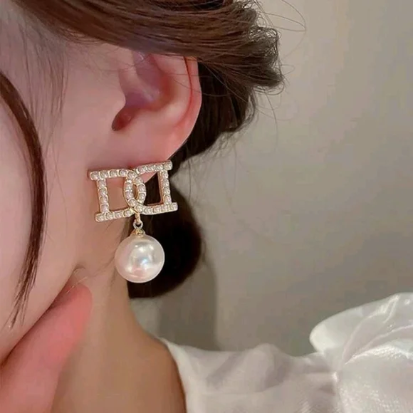 Elegant Pearl and Gold Jewelry Set
